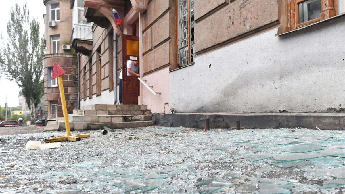    Последствие обстрела со стороны ВСУ в Донецке© РИА Новости