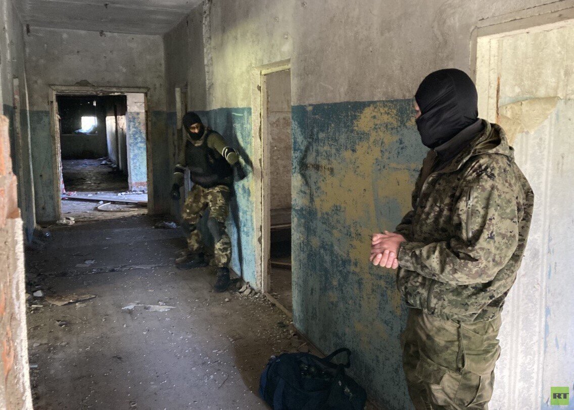     Слушатель курса под присмотром инструктора учится закатывать учебную гранату в помещение / RT