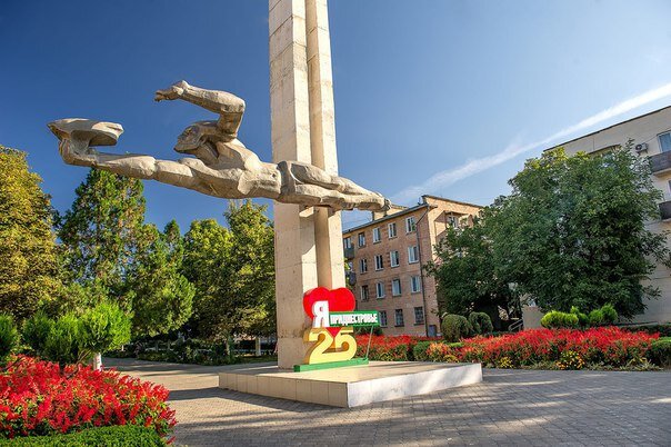 Памятник Прометею на бульваре Энергетиков в Днестровске