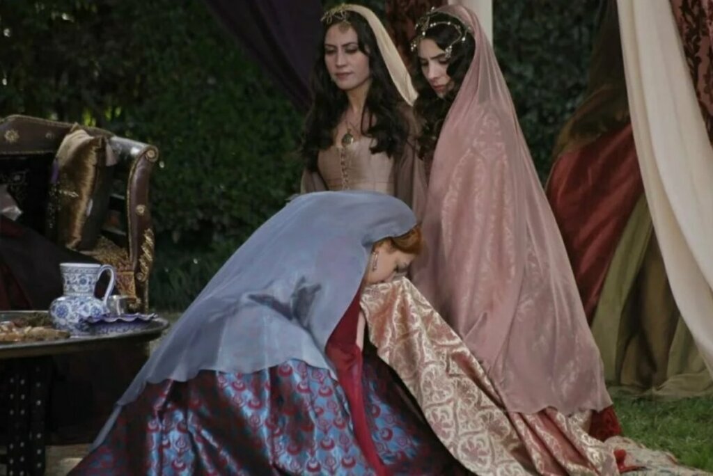    Хюррем должна была относиться к Махидевран с безграничным уважением