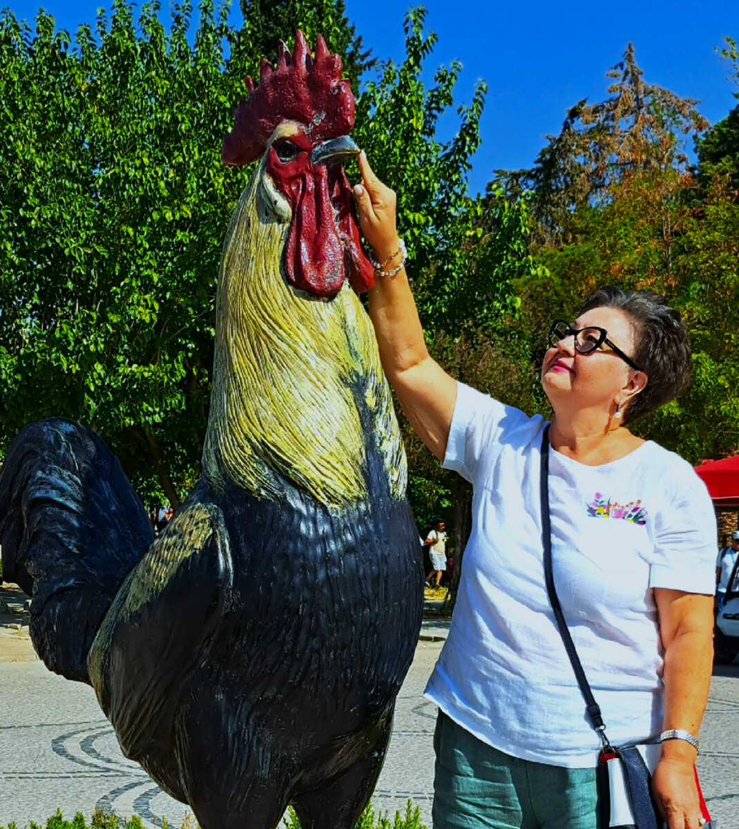 Турция. Провинция Денизли. Памуккале. Я и памятник петуху. Фото автора