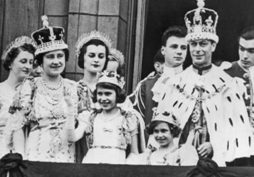 Елизавета машет с трибуны на коронации ее отца Георга VI, 936 г. 