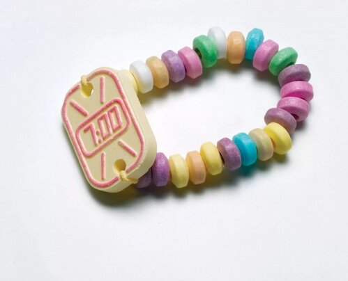 Аксессуар, который был на руке каждой модной девчонки. Особым вкусом не отличался, сплошной сахар, но несмотря на это все вгрызались в него.