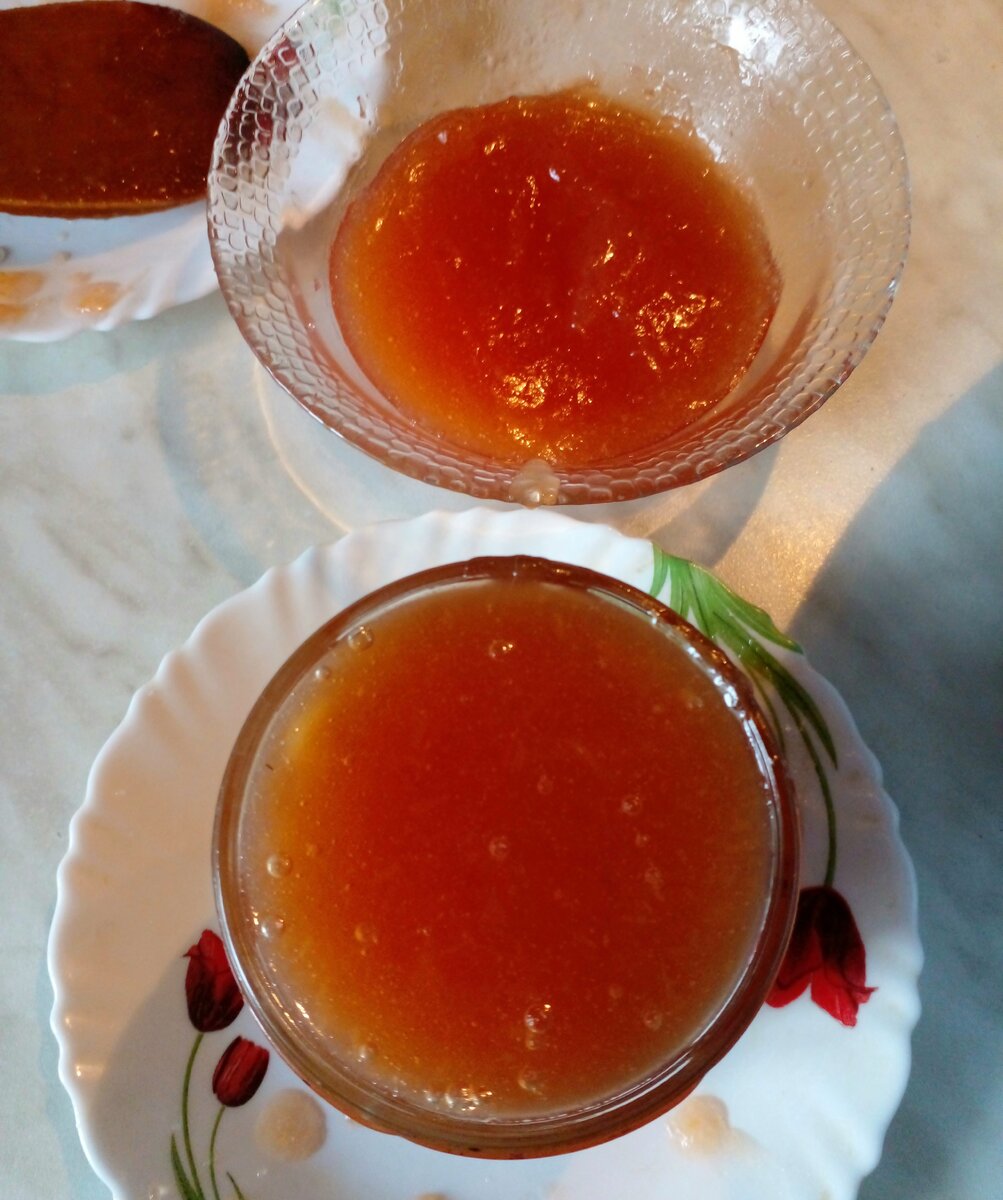    С пектином провариваю джем ещё 3 минуты, горячим раскладываю в сухие баночки, крышкой закрываю когда джем остынет, хранились баночки в кухонном шкафу