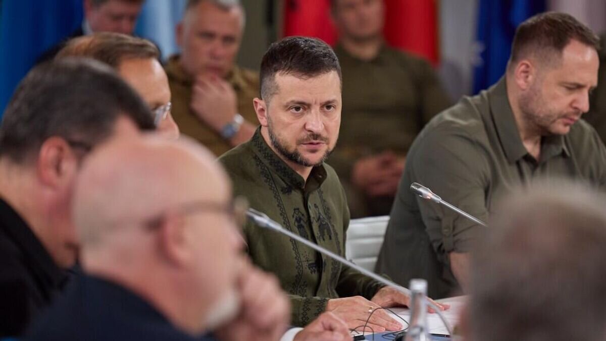    Президент Украины Владимир Зеленский на саммите "Крымская платформа"CC BY 4.0 / Офис президента Украины /