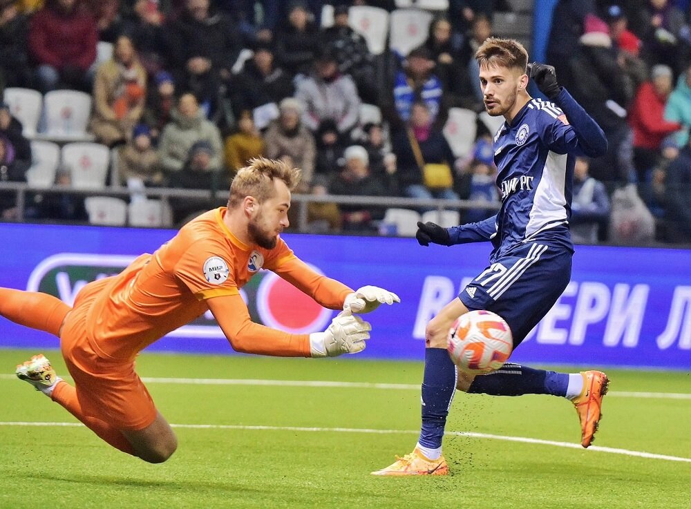 Свинов старательно прыгал, но всё равно залетело четыре штуки