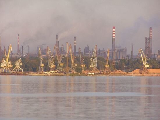     фото: запорожье, вид на порт и заводы. источник: википедия