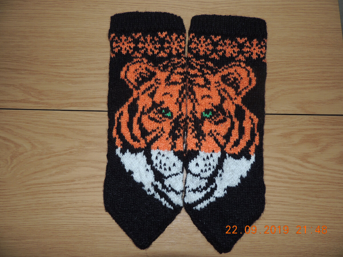 Варежки с тигром