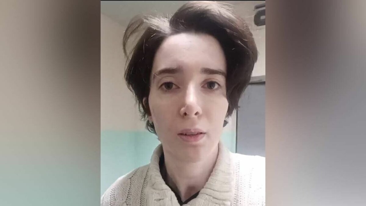     У девушек забрали паспорта и поместили в «комнату временно непропущенных», сообщила в социальных сетях Кризисная группа СК SOS.