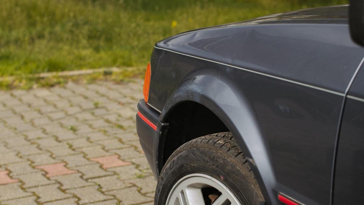    Автомобиль стоит во дворе:pexels.com