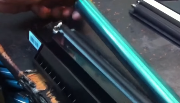 Фото 8. Отверстие под пробкой, через которое также можно очистить бункер отработанного тонера