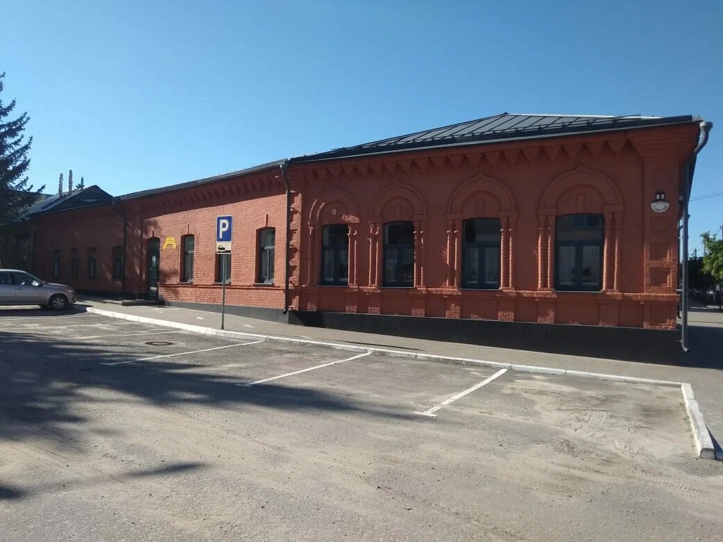 Вход в музей и парковка рядом. Не много желающих посетить его, но нам лучше :), меньше народу - больше кислородУ.