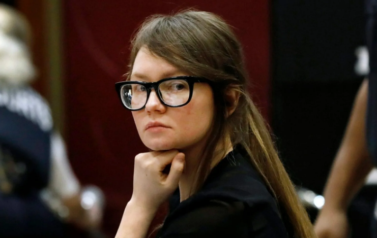 Анна Делви во время судебного разбирательства 