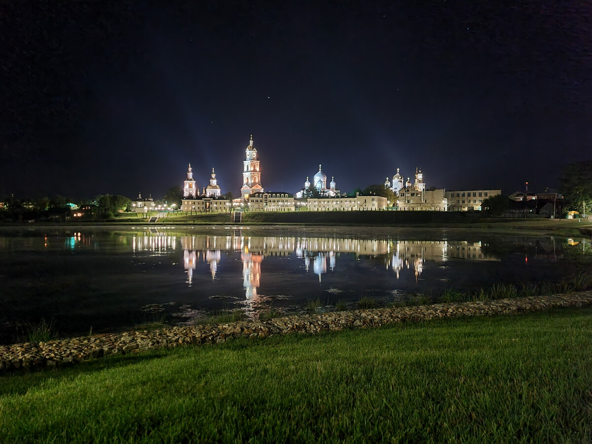 Ночной вид на Серафимо-Дивеевскую обитель