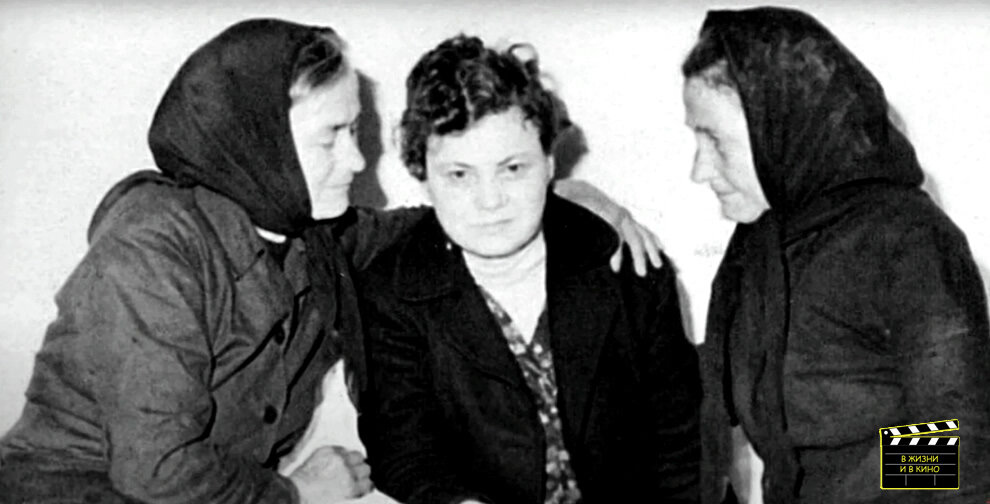 Surorile o vizitează pe Elena în spital.  Fotografie din ziarele grecești ale vremii