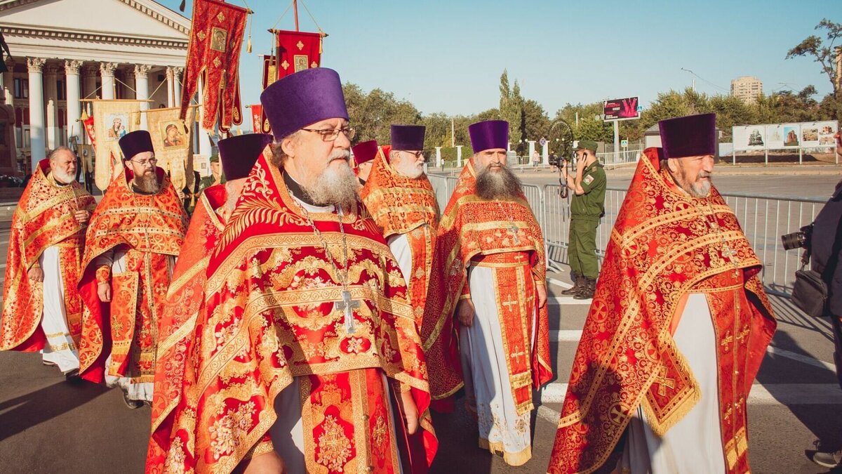     Ограничения начали действовать еще с вечера 3 ноября. Разобрать ограждения обещают после завершения крестного хода в 13 часов 4 ноября.