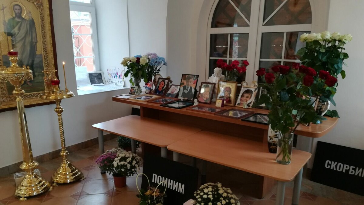     В сороковой день гибели детей и взрослых в ижевской школе № 88 корреспондент Udm-info побывала в Крестовоздвиженской часовне, куда через несколько дней после трагедии перенесли стихийный мемориал от здания школы.
