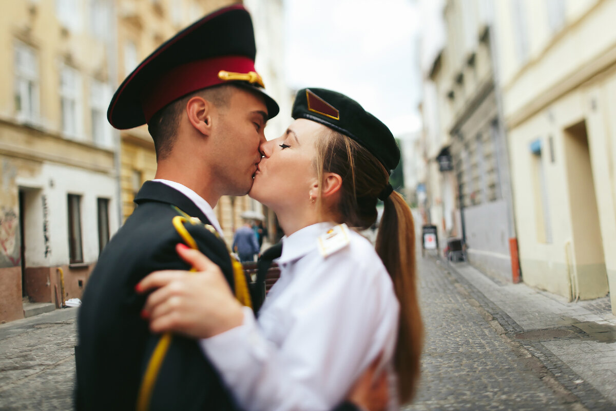 Приходится служить. Девушки курсанты. Поцелуй с военным. Поцелуй военного и девушки. Любовь курсанта