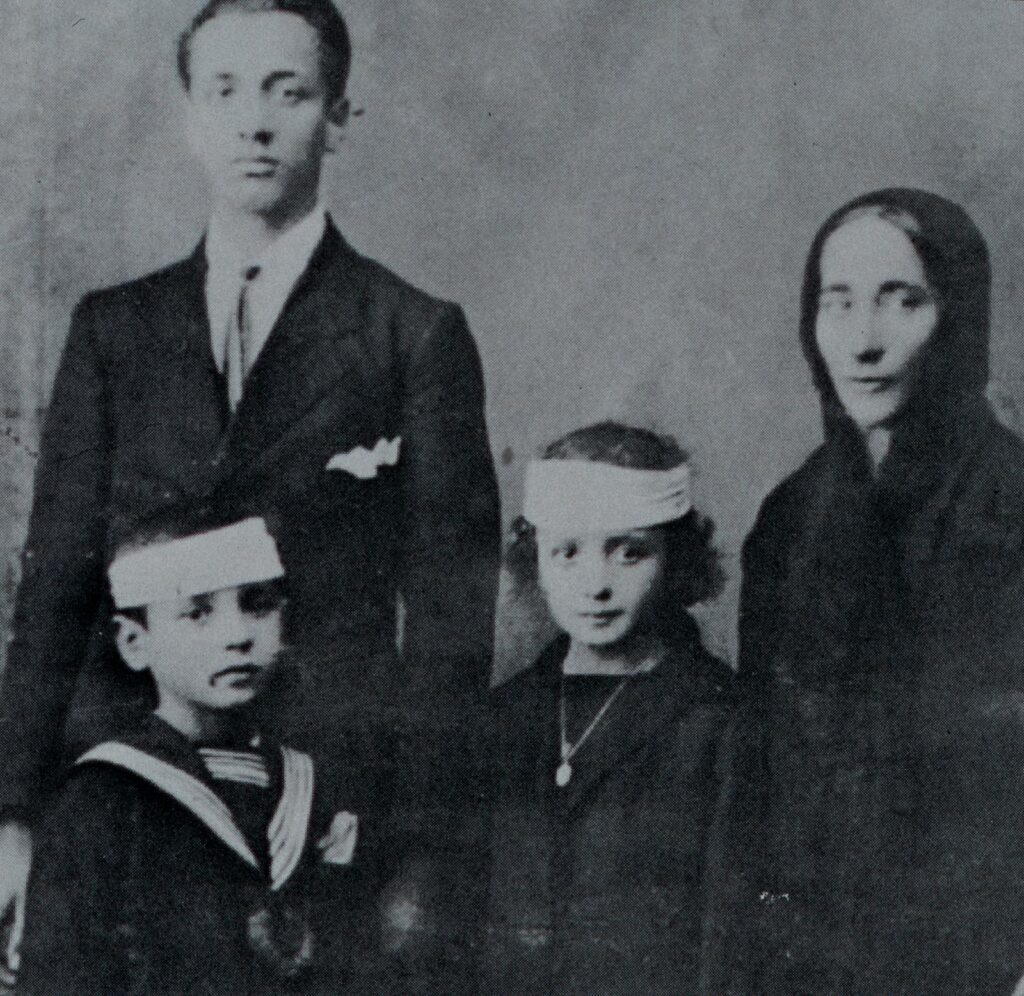 Агнес Бояджиу, будущая Мать Тереза, около 1920 года, с родителями и братом в день конфирмации.