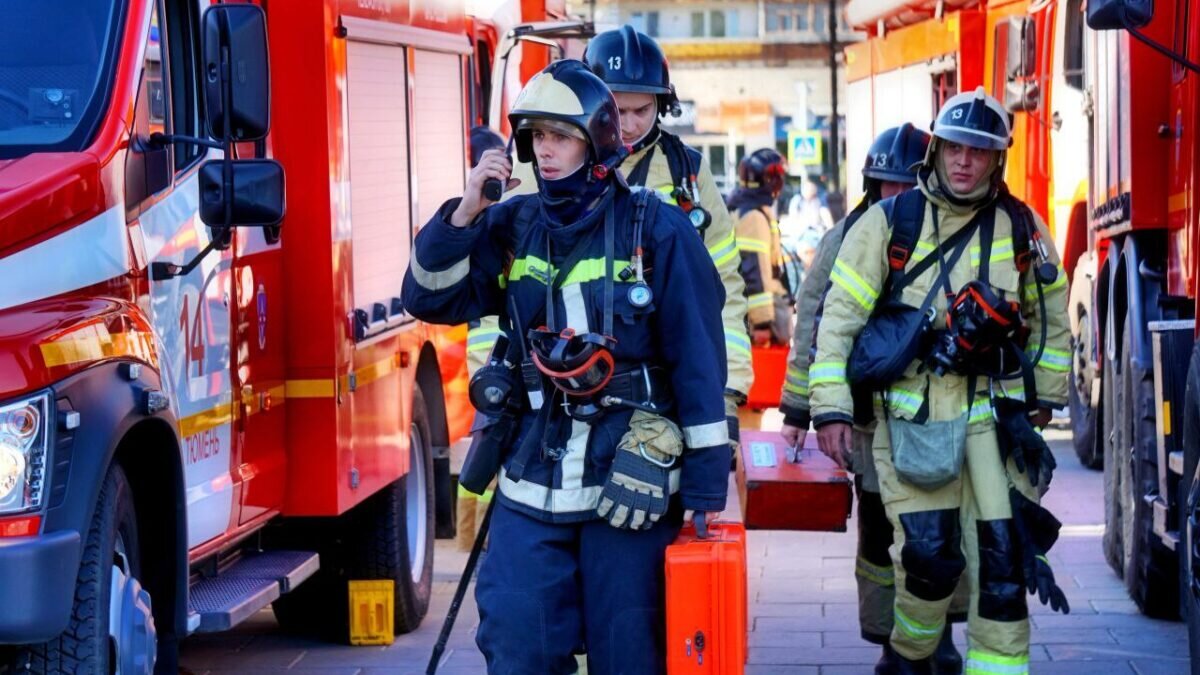 Неравнодушный школьник вытащил из горящего дома женщину | TMN.SM.NEWS | Дзен