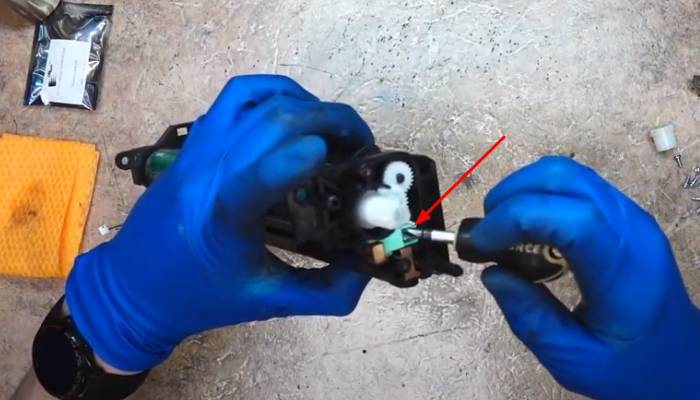 Фото 51. Верная установка войлочного уплотнителя с одной стороны