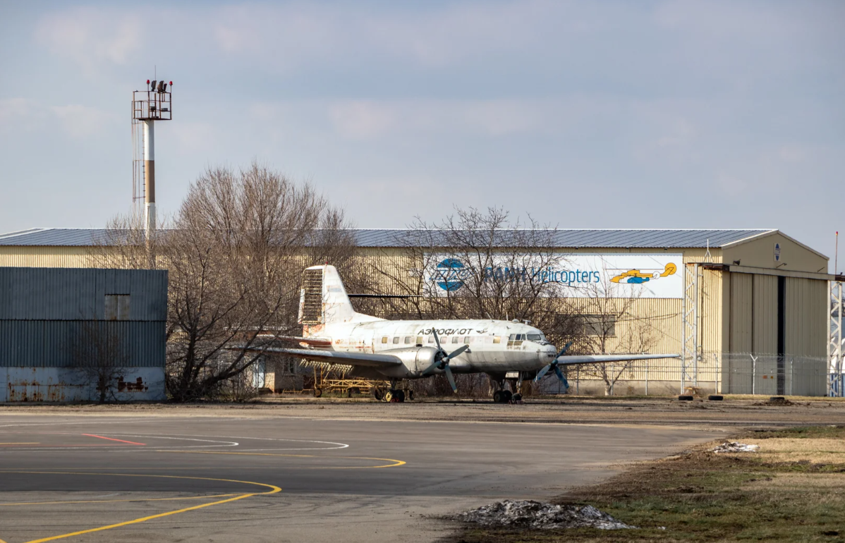 Советский район самолет. Ил-14 самолёт. Военный аэродром Краснодар. Заброшенный самолет в Краснодаре. Аэропорт Краснодар.