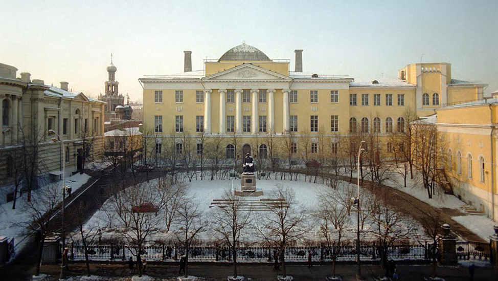 Здание аудиторного корпуса на Моховой. Современный ухоженный вид. В 1958 г. в нем располагался экономический факультет, образованный в декабре 1941 г. Теперь здесь журфак МГУ. Слева – библиотека им. А.М. Горького, в круглом зале которого состоялось много знаменательных встреч. Справа – университетский храм Мученицы Татианы.. В те годы там был знаменитый клуб МГУ,  давал свои спектакли Студенческий театр.