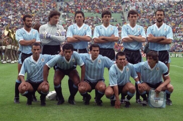 Италия 90. 1990 Uruguay Team. Италия Уругвай 1990. Сборная Уругвая 1998. Сборная Италии по футболу 1990.