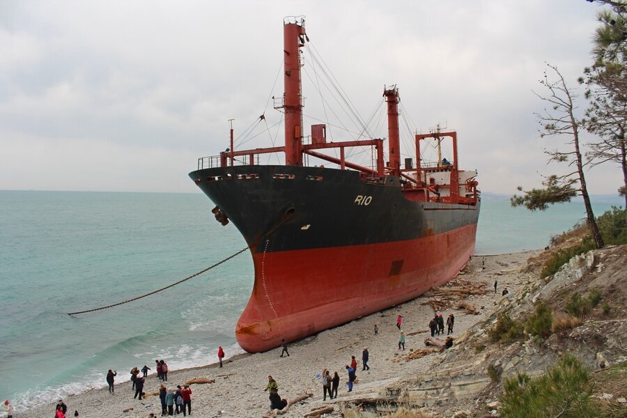 "Рио". Вид спереди-справа.  Люди возле судна -отдыхающие и туристы. Яндекс Дзен