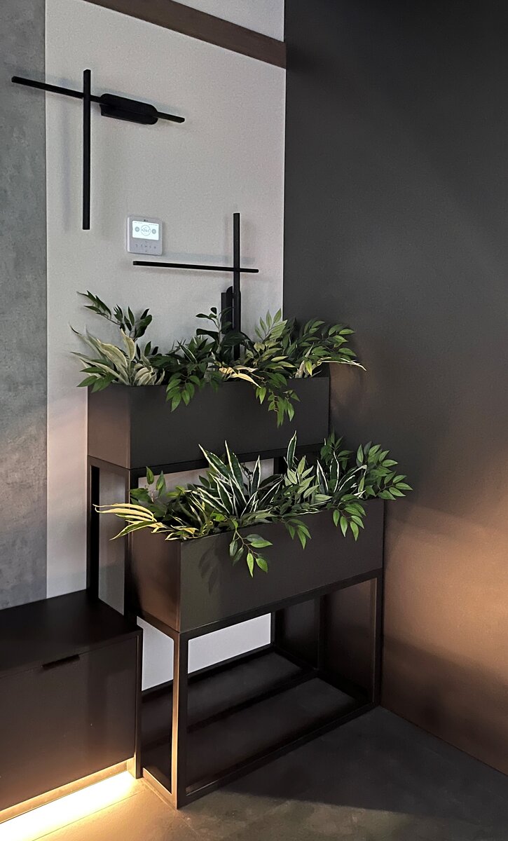 Декоративные кашпо в офисе ГК ЭКОС г. Екатеринбург, дизайнер Ковригин Илья