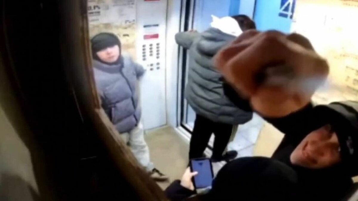     Произошедшее зафиксировала камера в лифте дома по улице Трофимовой. Один из группы молодых людей, вошедших в лифт, ножом начал царапать камеру видеонаблюдения, засветив лицо.