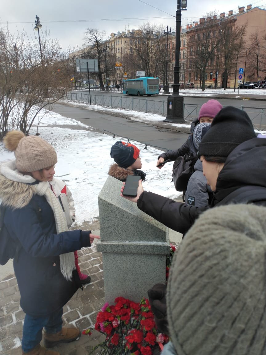 Памятник блокадным часам на Большом проспекте Васильевского острова.