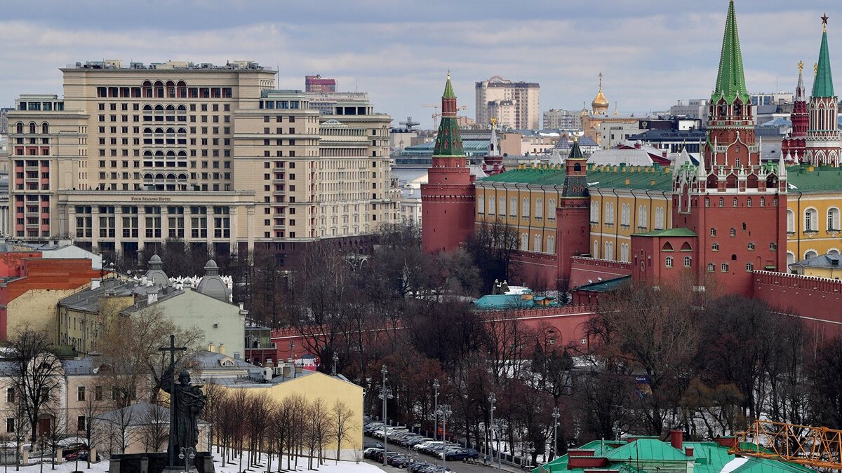    Вид на Московский Кремль и гостиницу Four Seasons Moscow© РИА Новости . Алексей Майшев