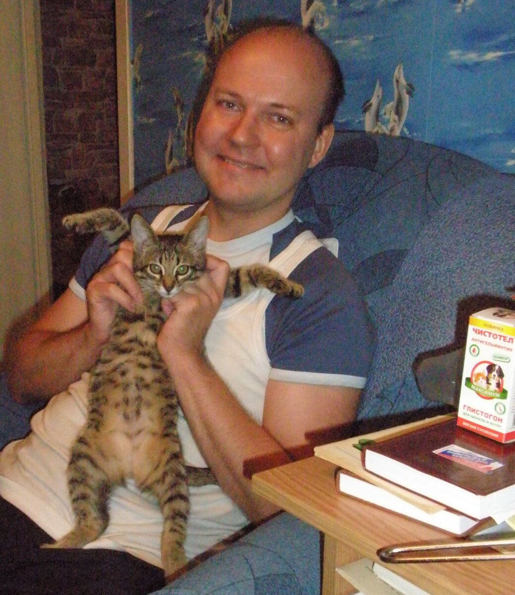 Мы с Барсиком. А еще нужно давать глистогонное. На фото справа коробка с препаратом.