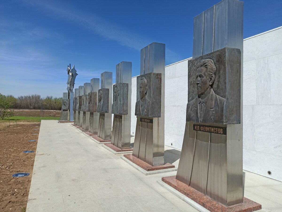 Саратовская область парк гагарина. Парк покорителей космоса Саратов. Гагаринский парк Энгельс приземления Гагарина. Парк место приземления Гагарина Саратов. Парк покорителей космоса в Энгельсе.