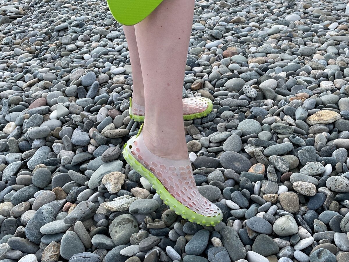 Какую обувь брать на пляж(галька)?ну и про солнцезащитный крем спрошу и коляску в отпуск