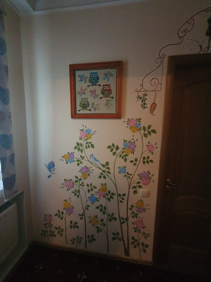 Красивая роспись на стенах первого корпуса