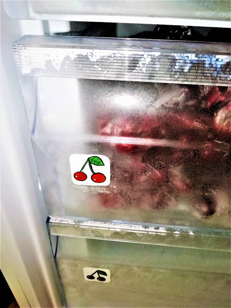 Помечаю наклейками отделения в морозильной камере