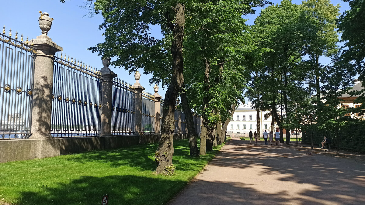 Вход в Летний сад со стороны Невы (впереди река Фонтанка и дворец Петра I)