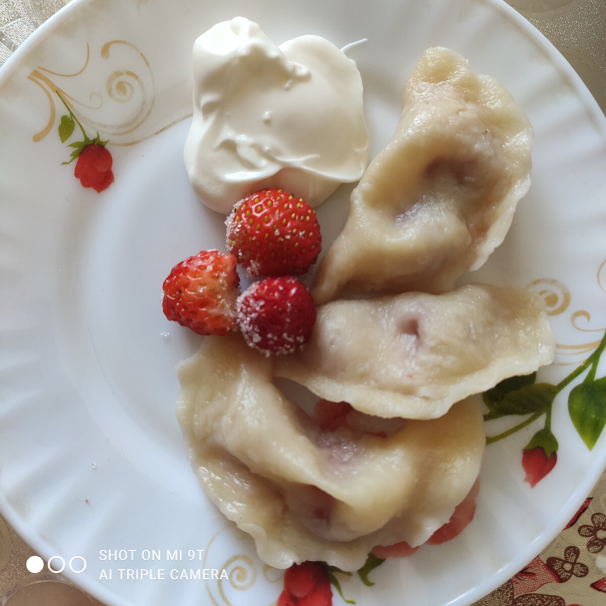 Вареники с клубникой готовые