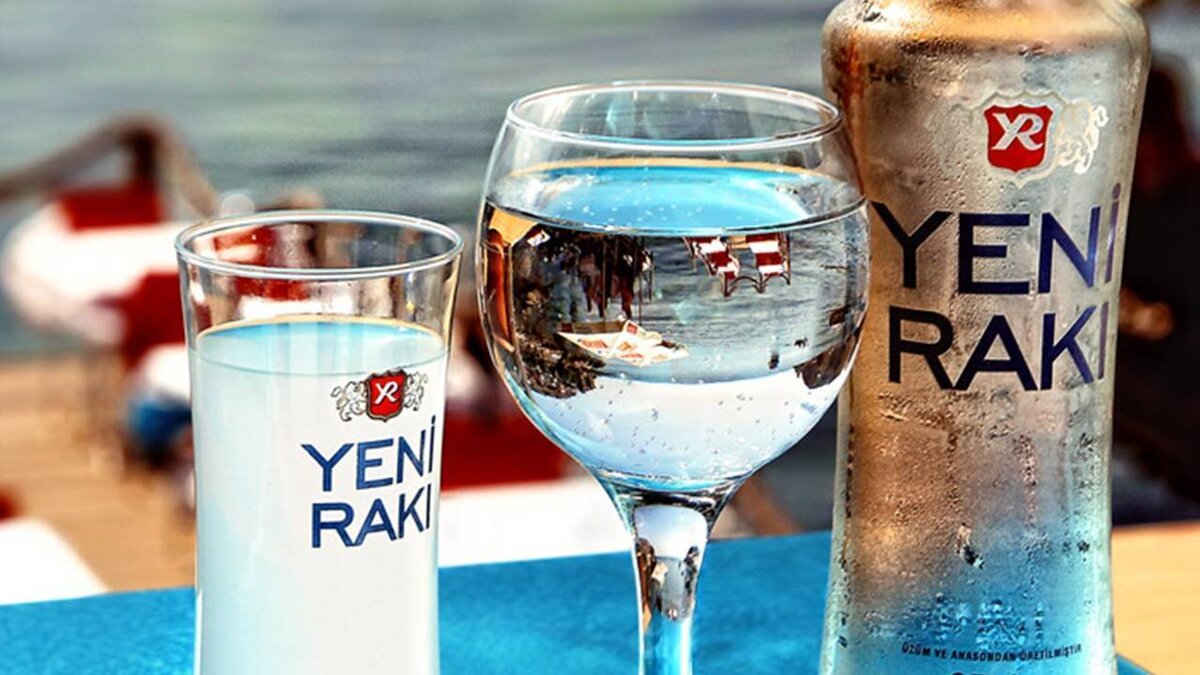 Рак пила. Ракы турецкий алкогольный напиток. Водка ракия турецкая. Водка yeni Raki. Анисовая водка ракы.