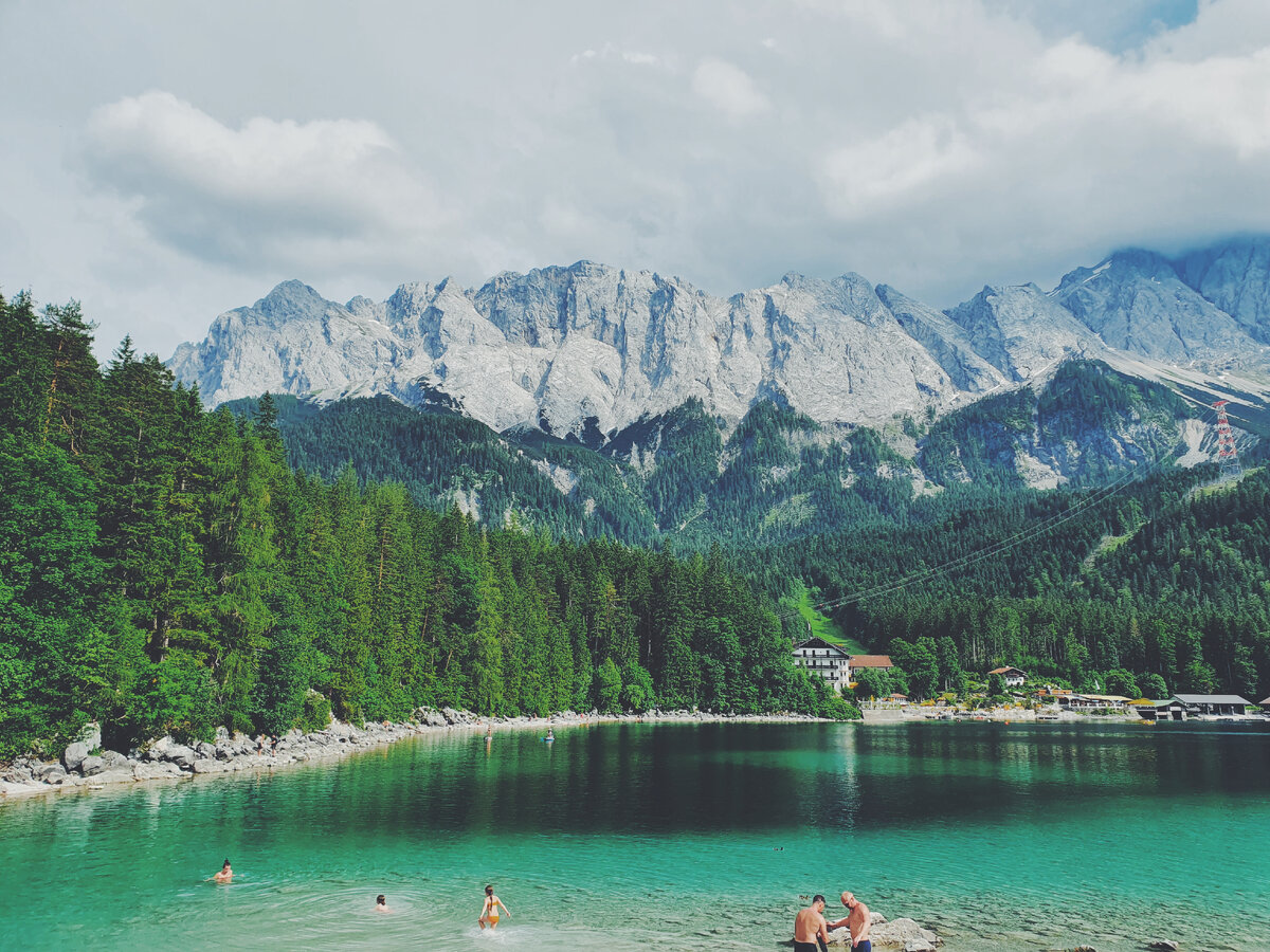 Вода чистейшая, но температура не для всех. Скажем так, бодрит. 