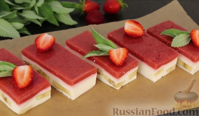 творог, сметана, молоко, желатин, пудра сахарная, ванилин, банан, клубника, сахар