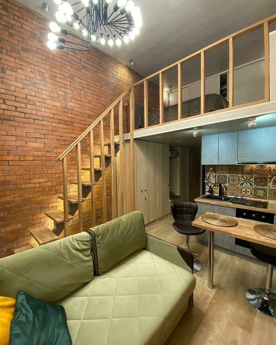 Общий вид студии - второй этаж над кухней и прихожей, высота потолка в спальне и на кухне получилась 1,7 м - в этом преимущество лофтов, расположенных на последних чердачных этажах зданий.