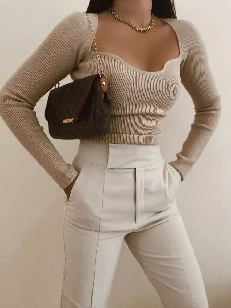 Пуловер с глубоким вырезом.