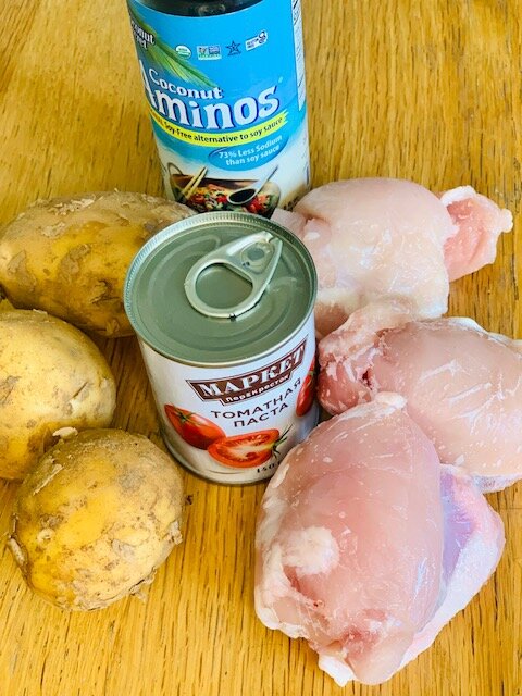 Картофель, морковка, филе куриного бедра, томатная паста, соевый соус, специи