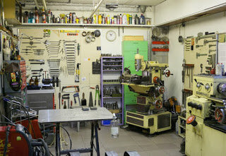 1.  https://ngregion.ru/ekologiyay/dyshi-obninsk-dyshi
Дыши, Обнинск, дыши.Реальная жизнь гаражных кооперативов начинается с мастерских по ремонту автомашин. С одной стороны, это возможно хорошо. У людей есть работа. Но, с другой стороны, это говорит о том, что производители автомашин не выполняют в полной мере свои обязательства по поддержанию машин в надлежащем состоянии в период эксплуатации. Поэтому целесообразно при кооперативах создавать технические центры. Без местной власти и законодательной инициативы данный вопрос решен не будет.Этот вопрос правление гаражного кооператива решить не может самостоятельно. Нужна помощь законодательной власти. При этом следует отметить, что речь идет о защите прав «среднего класса», о котором печется партия «Единая Россия».Далее проблема взносов и налогов. После обращения в налоговые органы получен ответ, что налоговая служба не занимается оперативно-розыскной деятельностью.Ответ очень интересный.Потому что в Налоговом Кодексе есть целая глава, которая называется «Глава 14. Налоговый контроль». Если гаражное общество имеет 100 гаражей, а налог платят 90, то должна ли налоговая служба выяснять: почему не платят 10 гаражей? Владелец не оформляет наследство или покупку гаража. Гаражом пользуется, а налог не платит. Владелец находится в местах лишения свободы. Он должен платить налог и взносы? Кто должен отвечать за решение этих вопросов?Теперь о природоохранной деятельности. Здесь уместно привести одну цитату.«…«На презентацию системы в город Челябинск съехалось много высоких чинов — Заместитель Председателя Правительства РФ Виктория Абрамченко, руководители Росгидромета Игорь Шумаков и Росприроднадзора Светлана Радионова, губернатор Алексей Текслер, — рассказывает Шершаков. — И вдруг на интерактивной карте загораются две точки — значит, там превышен ПДК по вредным веществам. И тут же гости получают информацию, где идет выброс. Одну точку определили сразу — неподалеку находился работающий полигон. А второй датчик указал на некую площадку. Губернатор решил выехать на место. Приехали — а там стоят автобусы и прогреваются перед выходом на рейс. Все оперативно».1Очевидно, что гаражи с большим числом автомашин могут стать источником вредных выбросов. Нужен контроль. Свою базу по выпуску приборов демократы разрушили. Покупать приборы за границей или создавать свою? Разрабатывать нормативную базу, предписывающую осуществлять контроль выбросов, тоже нужно.Движение «зеленых» пытается показать, что даже такую, казалось бы, простую проблему, как гаражный кооператив, нужно решать комплексно. Необходима работа, учитывающая интересы всех ветвей власти. Только общими усилиями можно решать проблемы людей, которых нынешняя власть считает «средним классом».Но для того, чтобы эти проблемы решать, движение «зеленых» должно получить поддержку избирателей. Только избиратели могут выдвинуть людей способных решать возникающие проблемы в интересах простых тружеников