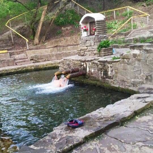Родник Гремучий. Здесь можно и поплавать и напиться. Фото Артема Кретова.