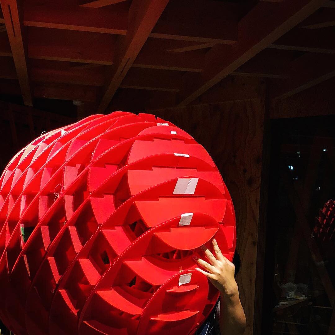 Kengo Kuma японский архитектор и дищайнер создает уникальную мебель, которая органично вписывается в окружающую среду. Все его проекты отличает японский минимализм и стильность.-2