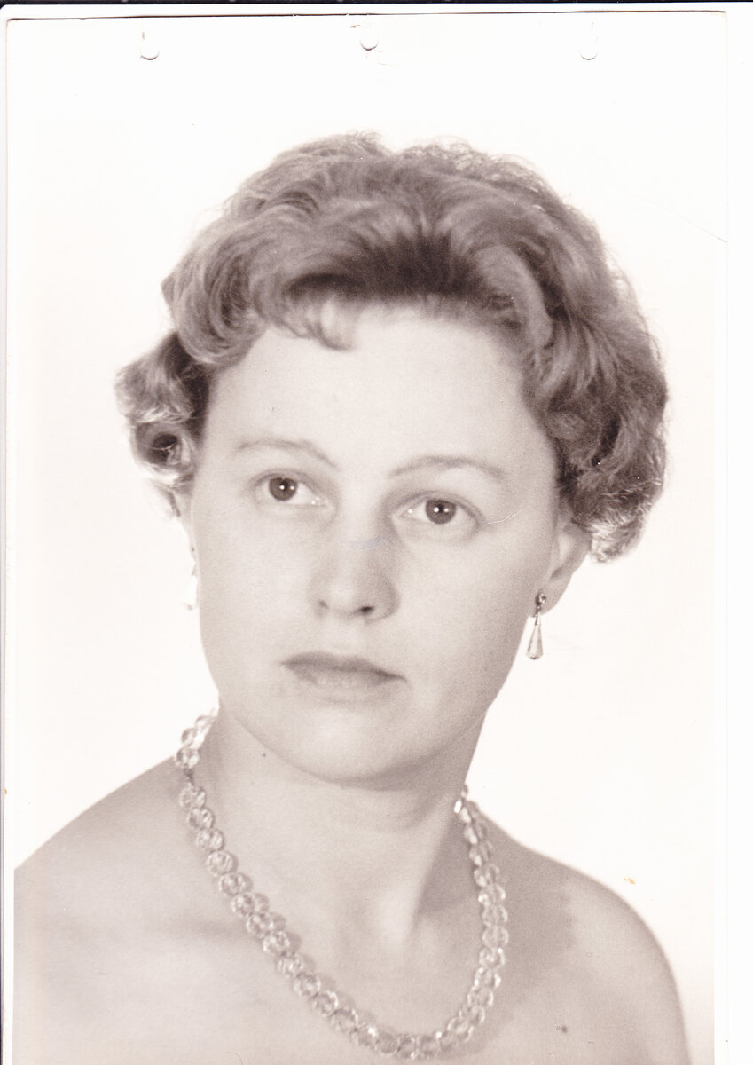  Фотография моей матери, когда ей было 26 лет (1958 год). Фотографировал мой отец. Он начал тогда серьезно заниматься фотографией и вдохновителем его была моя прекрасная, добрая мама